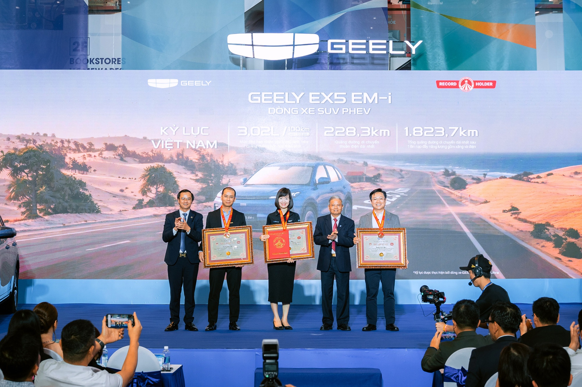 Geely Việt Nam x&aacute;c lập 3 kỷ lục Việt Nam với d&ograve;ng xe SUV PHEV Geely EX5 EM-i- Ảnh 2.