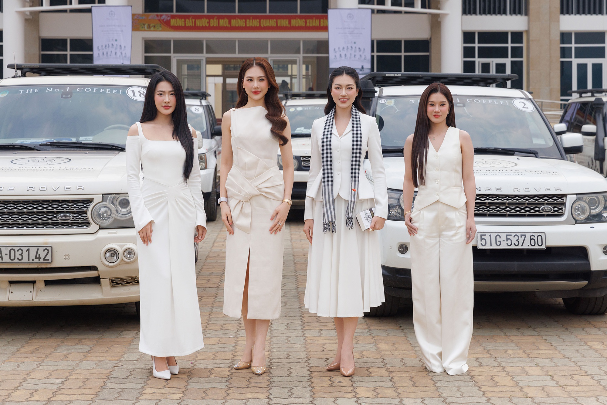 Range Rover 20 năm tuổi của ông Đặng Lê Nguyên Vũ bền cỡ này: ‘Bào’ hàng trăm km đèo núi Tây Bắc suốt 3 ngày liền vẫn ổn định- Ảnh 3. Range Rover 20 năm tuổi của ông Đặng Lê Nguyên Vũ bền cỡ này: ‘Bào’ hàng trăm km đèo núi Tây Bắc suốt 3 ngày liền vẫn ổn định- Ảnh 3.