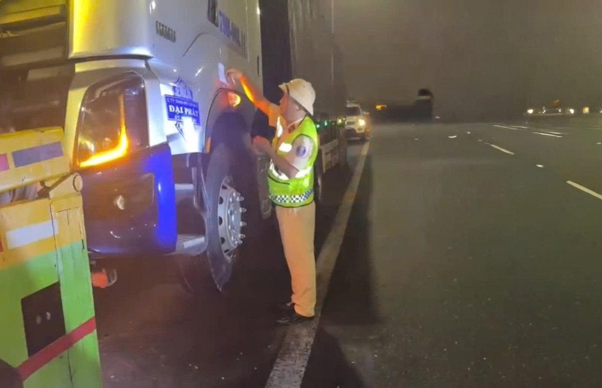 Chủ xe v&agrave; t&agrave;i xế bị phạt 77 triệu đồng do kh&ocirc;ng bằng l&aacute;i vẫn đi tr&ecirc;n cao tốc- Ảnh 1.