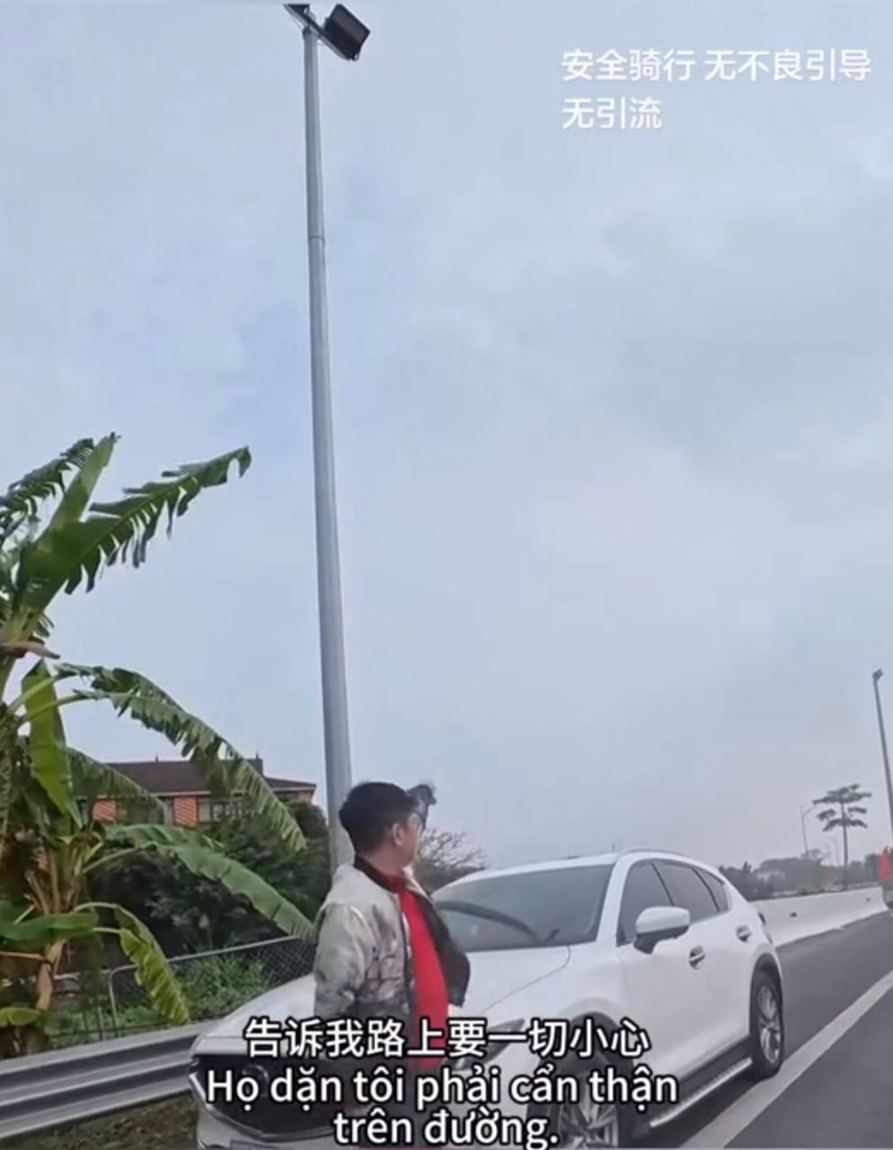 Kh&aacute;ch Trung Quốc đạp xe nhầm v&agrave;o cao tốc Bắc Nam, hoảng loạn cầu cứu người đi đường- Ảnh 4.