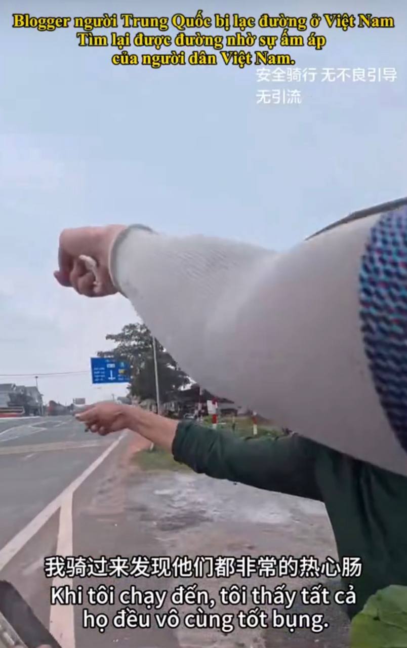 Kh&aacute;ch Trung Quốc đạp xe nhầm v&agrave;o cao tốc Bắc Nam, hoảng loạn cầu cứu người đi đường- Ảnh 5.