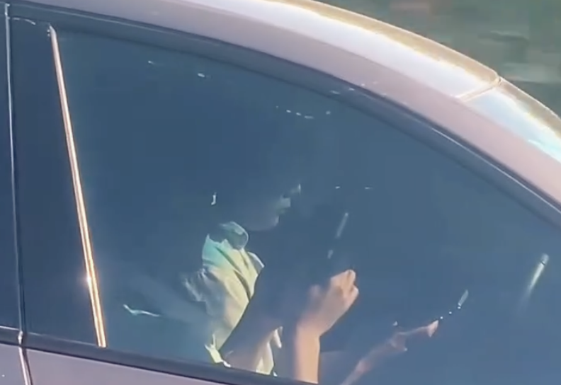 CSGT ho&aacute; trang, ghi h&igrave;nh t&agrave;i xế &ocirc; t&ocirc; d&ugrave;ng điện thoại khi l&aacute;i xe- Ảnh 1.