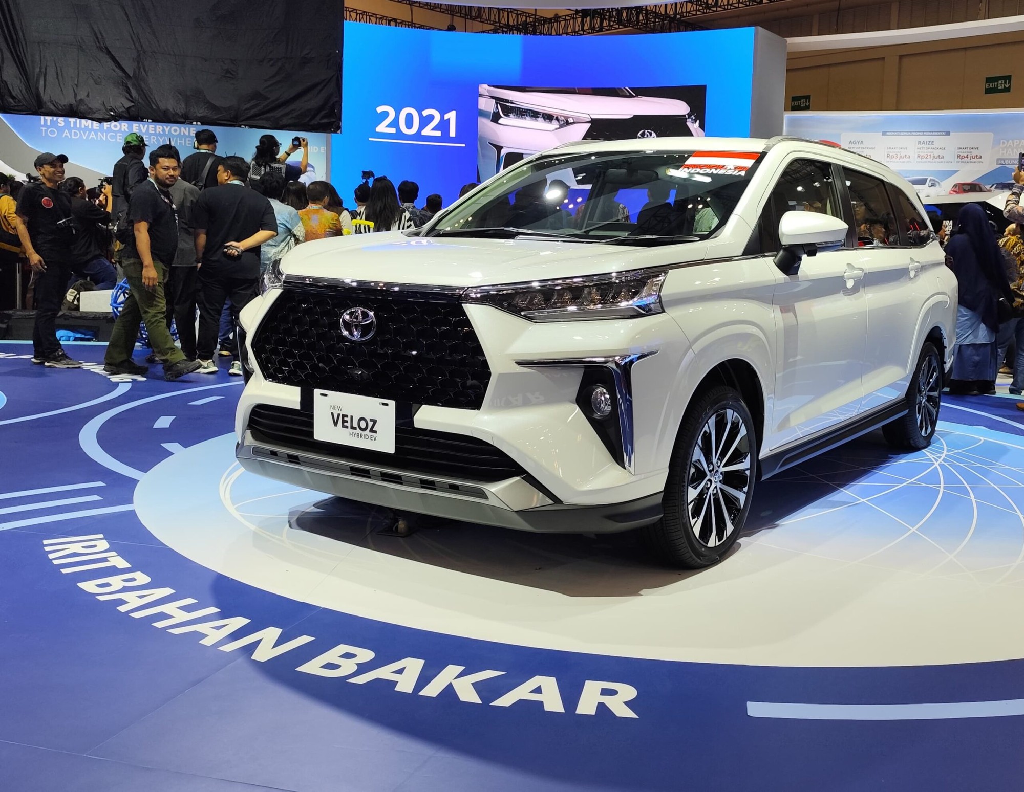 Lý giải 2 điểm ‘lạ’ trên Toyota Veloz hybrid: Có pin nhưng vẫn thêm cả ắc-quy, pin không bao giờ sạc đủ 100%- Ảnh 1. Lý giải 2 điểm ‘lạ’ trên Toyota Veloz hybrid: Có pin nhưng vẫn thêm cả ắc-quy, pin không bao giờ sạc đủ 100%- Ảnh 1.