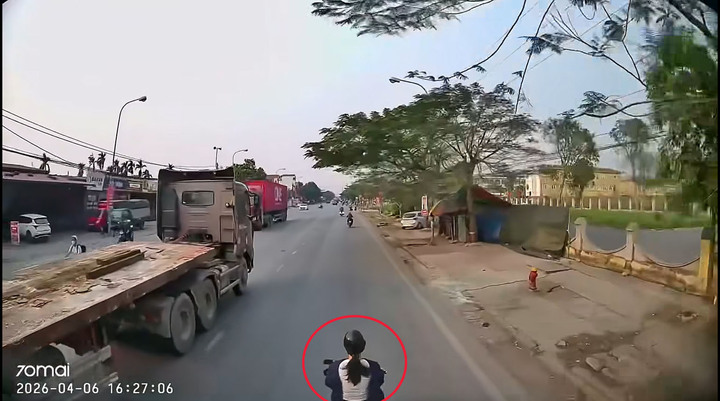 C&ocirc; g&aacute;i kể ph&uacute;t hoảng loạn khi bị xe tải k&eacute;o l&ecirc; cả trăm m&eacute;t tr&ecirc;n quốc lộ- Ảnh 2.