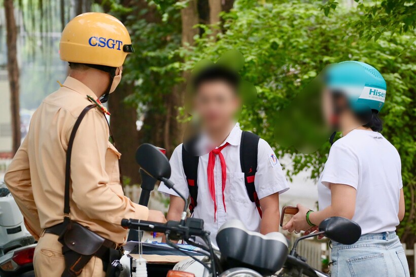 H&agrave; Nội: Xử phạt nhiều phụ huynh kh&ocirc;ng đội mũ bảo hiểm cho con khi đi xe m&aacute;y- Ảnh 5.