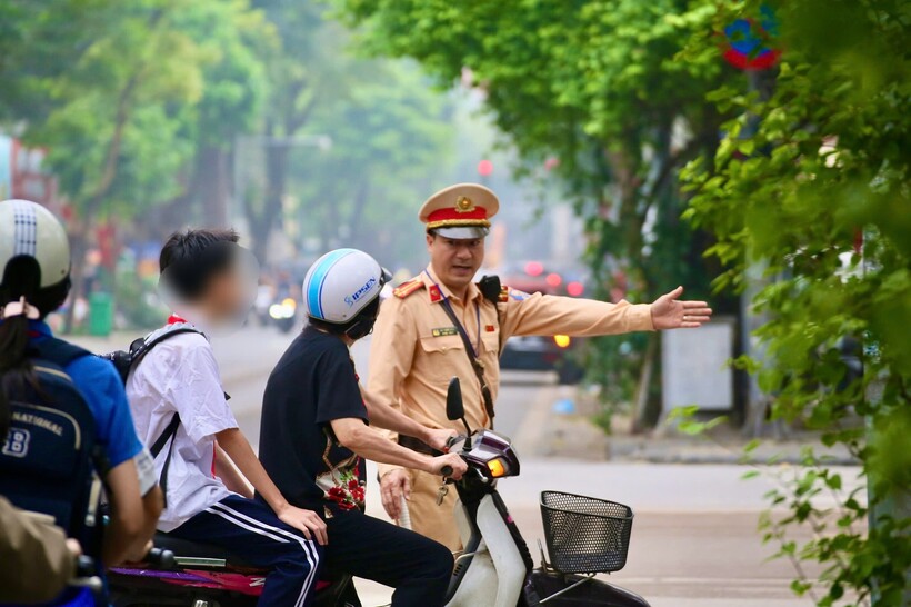 H&agrave; Nội: Xử phạt nhiều phụ huynh kh&ocirc;ng đội mũ bảo hiểm cho con khi đi xe m&aacute;y- Ảnh 1.