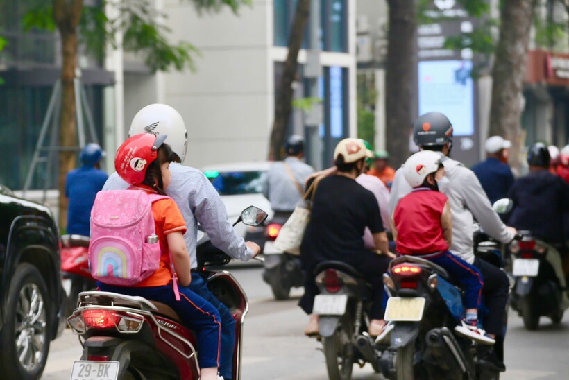 H&agrave; Nội: Xử phạt nhiều phụ huynh kh&ocirc;ng đội mũ bảo hiểm cho con khi đi xe m&aacute;y- Ảnh 2.