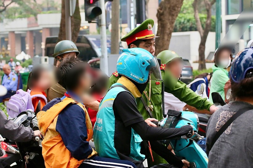 H&agrave; Nội: Xử phạt nhiều phụ huynh kh&ocirc;ng đội mũ bảo hiểm cho con khi đi xe m&aacute;y- Ảnh 4.
