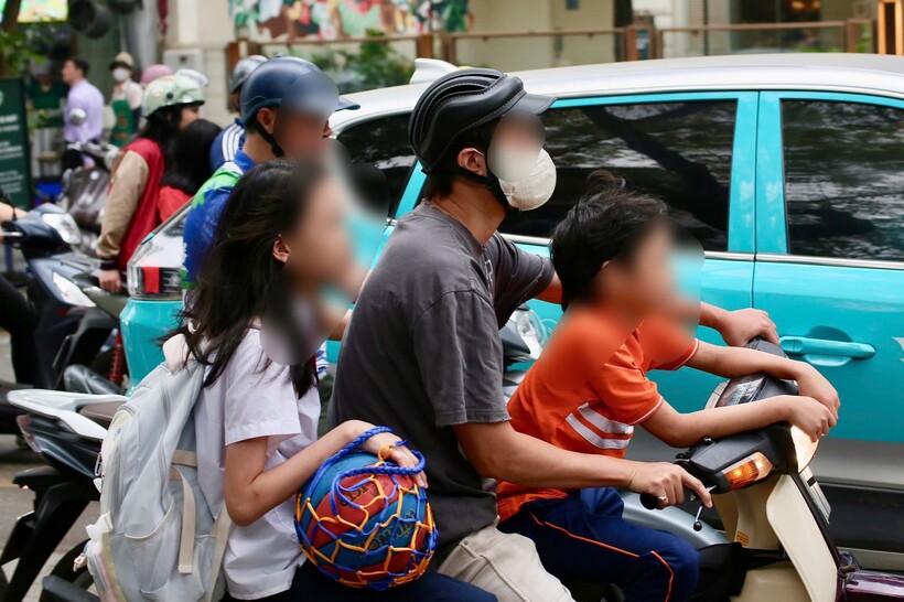 H&agrave; Nội: Xử phạt nhiều phụ huynh kh&ocirc;ng đội mũ bảo hiểm cho con khi đi xe m&aacute;y- Ảnh 3.