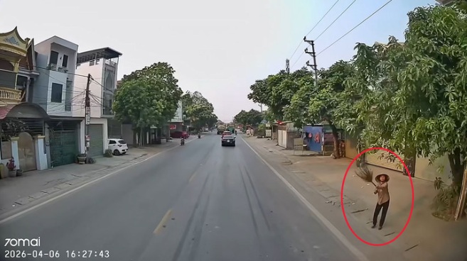 X&aacute;c định người phụ nữ cầm chổi ra hiệu, cứu c&ocirc; g&aacute;i bị xe ben k&eacute;o l&ecirc; cả trăm m&eacute;t tr&ecirc;n quốc lộ- Ảnh 1.