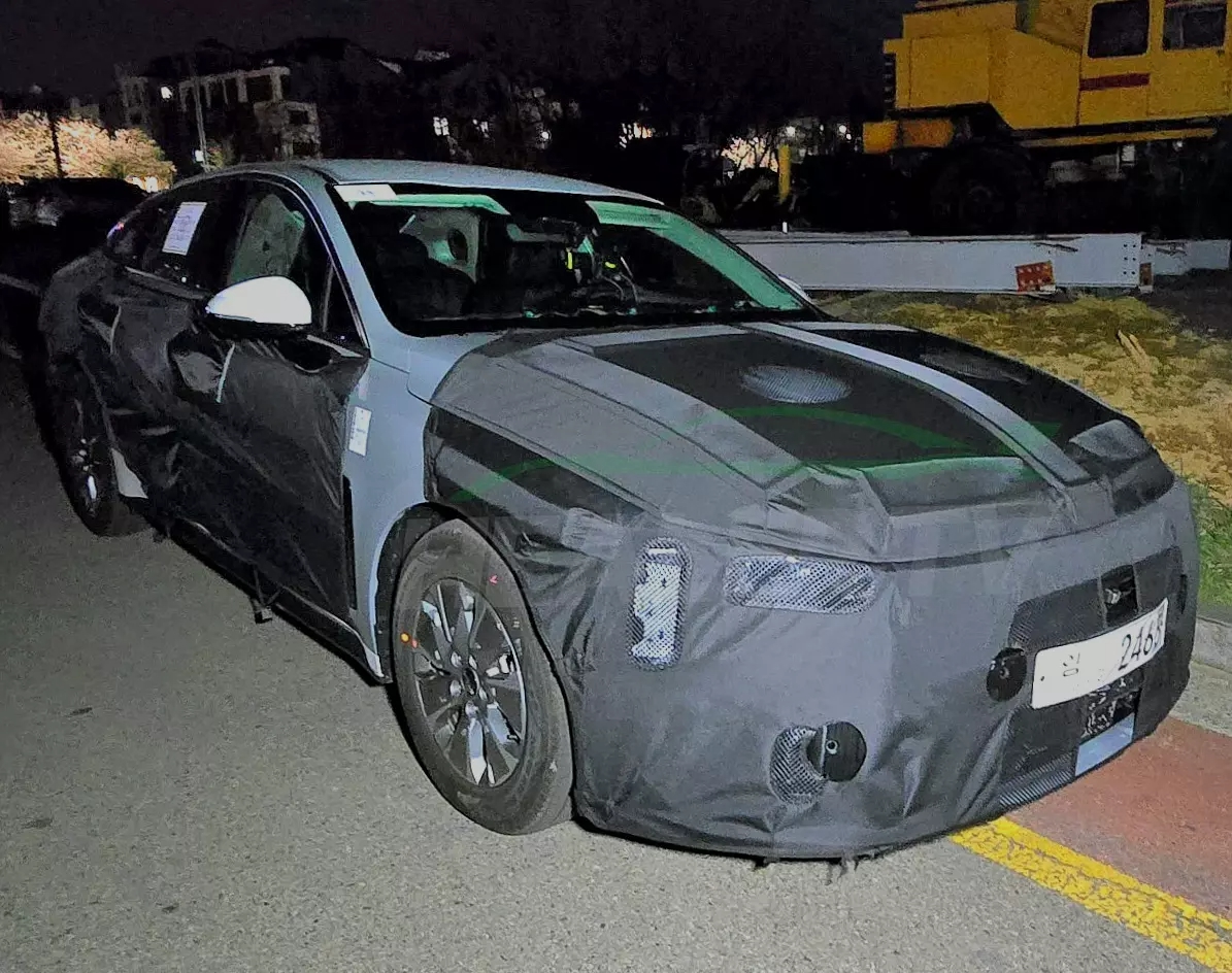 Kia K5 mới lộ diện tại H&agrave;n Quốc: C&oacute; thể cắm sạc khi gi&aacute; xăng tăng, dễ th&agrave;nh xu hướng khi về Việt Nam- Ảnh 1.