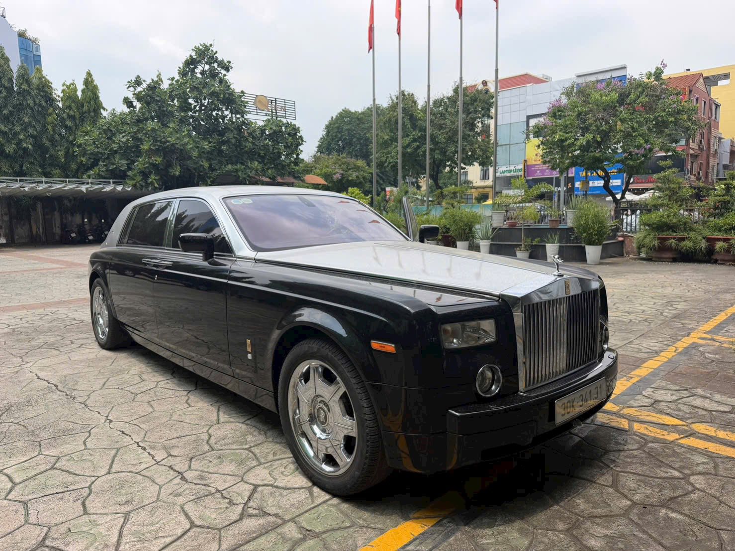 Từng l&agrave; biểu tượng của giới si&ecirc;u gi&agrave;u, Rolls-Royce Phantom 2007 giờ rao b&aacute;n gi&aacute; &lsquo;ngỡ ng&agrave;ng&rsquo;- Ảnh 1.