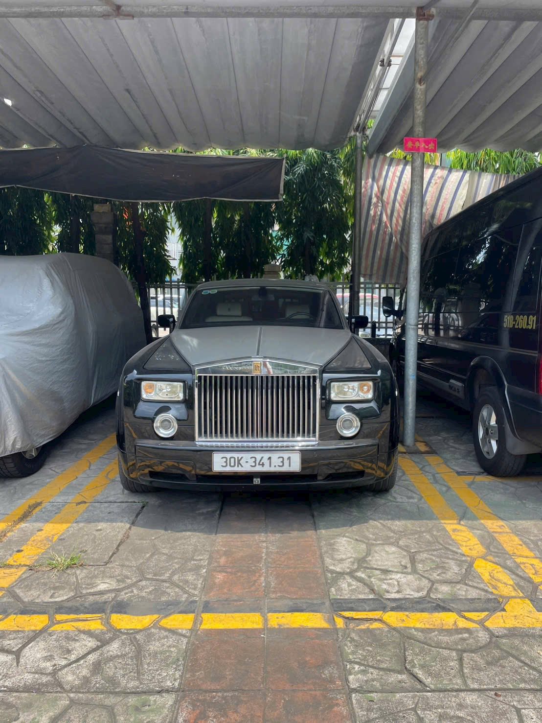 Từng l&agrave; biểu tượng của giới si&ecirc;u gi&agrave;u, Rolls-Royce Phantom 2007 giờ rao b&aacute;n gi&aacute; &lsquo;ngỡ ng&agrave;ng&rsquo;- Ảnh 6.
