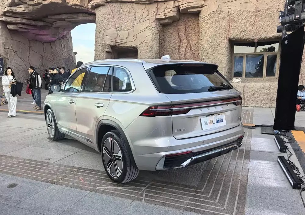 Geely Monjaro i-HEV ra mắt: Động cơ nhiệt hiệu suất kỷ lục, hộp số 3 cấp, uống xăng như xe hạng A- Ảnh 3.