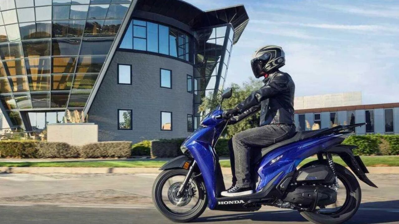 Honda SH bản đặc biệt với d&agrave;n &aacute;o nh&igrave;n xuy&ecirc;n thấu sắp ra mắt Việt Nam: Nhập &Yacute; nguy&ecirc;n chiếc, m&aacute;y 150 cc nhưng gi&aacute; b&aacute;n ngang ngửa m&ocirc; t&ocirc; hơn 500 cc- Ảnh 2.