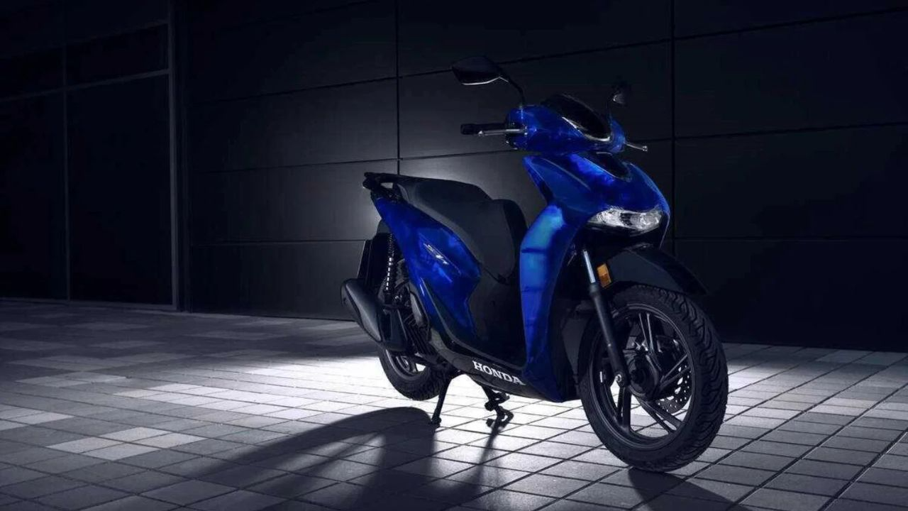Honda SH bản đặc biệt với d&agrave;n &aacute;o nh&igrave;n xuy&ecirc;n thấu sắp ra mắt Việt Nam: Nhập &Yacute; nguy&ecirc;n chiếc, m&aacute;y 150 cc nhưng gi&aacute; b&aacute;n ngang ngửa m&ocirc; t&ocirc; hơn 500 cc- Ảnh 1.