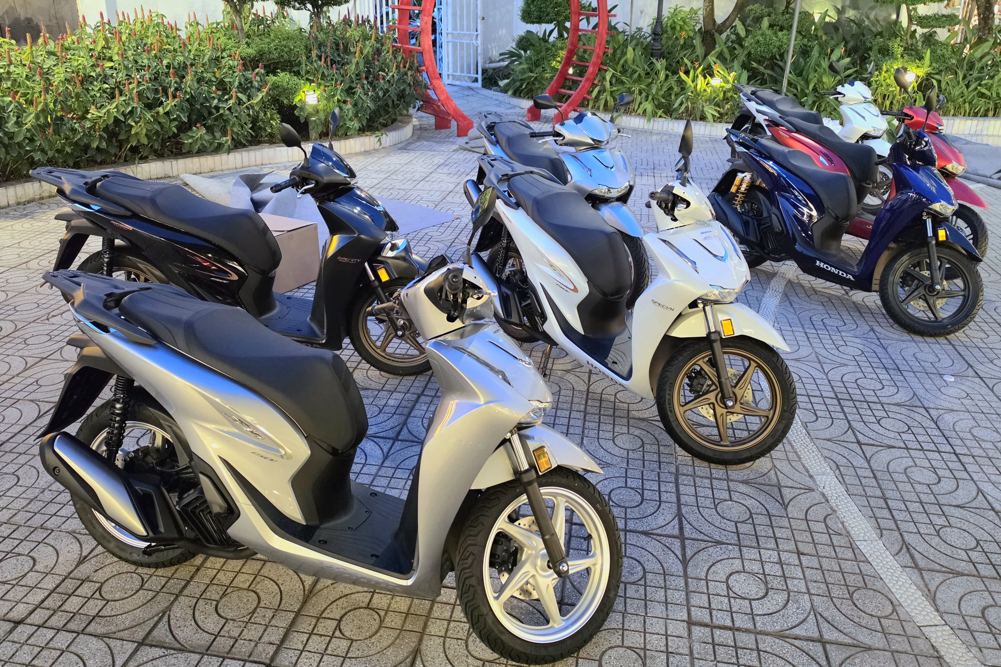 Honda SH 2026 nhập &Yacute; về Việt Nam: Đắt nhất hơn 300 triệu, trải d&agrave;i từ 150i đến 350i- Ảnh 1.
