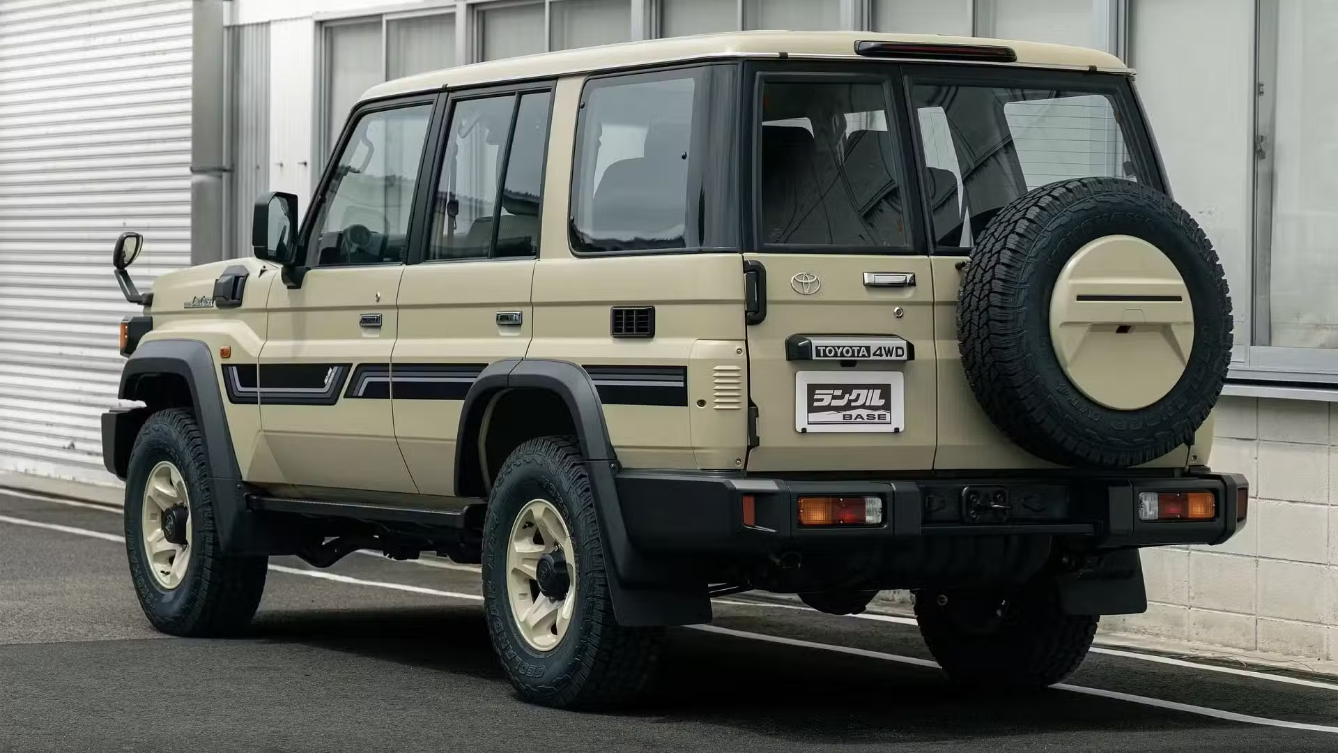 Toyota tr&igrave;nh l&agrave;ng Land Cruiser 70 Series v&agrave; Prado bản Urban: Diện mạo mới kết hợp giữa chất việt d&atilde; v&agrave; phong c&aacute;ch phố thị, dễ 'hot' khi mở b&aacute;n tại Việt Nam- Ảnh 3.