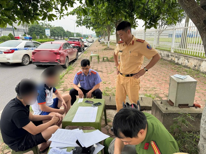 Vi phạm nồng độ cồn, t&agrave;i xế t&ocirc;ng xe bung c&aacute;nh cửa &ocirc; t&ocirc; chuy&ecirc;n dụng của CSGT- Ảnh 2.