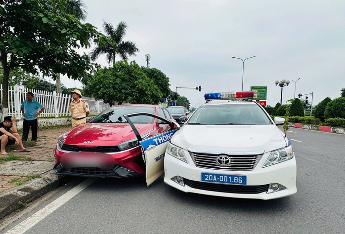 Vi phạm nồng độ cồn, t&agrave;i xế t&ocirc;ng xe bung c&aacute;nh cửa &ocirc; t&ocirc; chuy&ecirc;n dụng của CSGT- Ảnh 1.