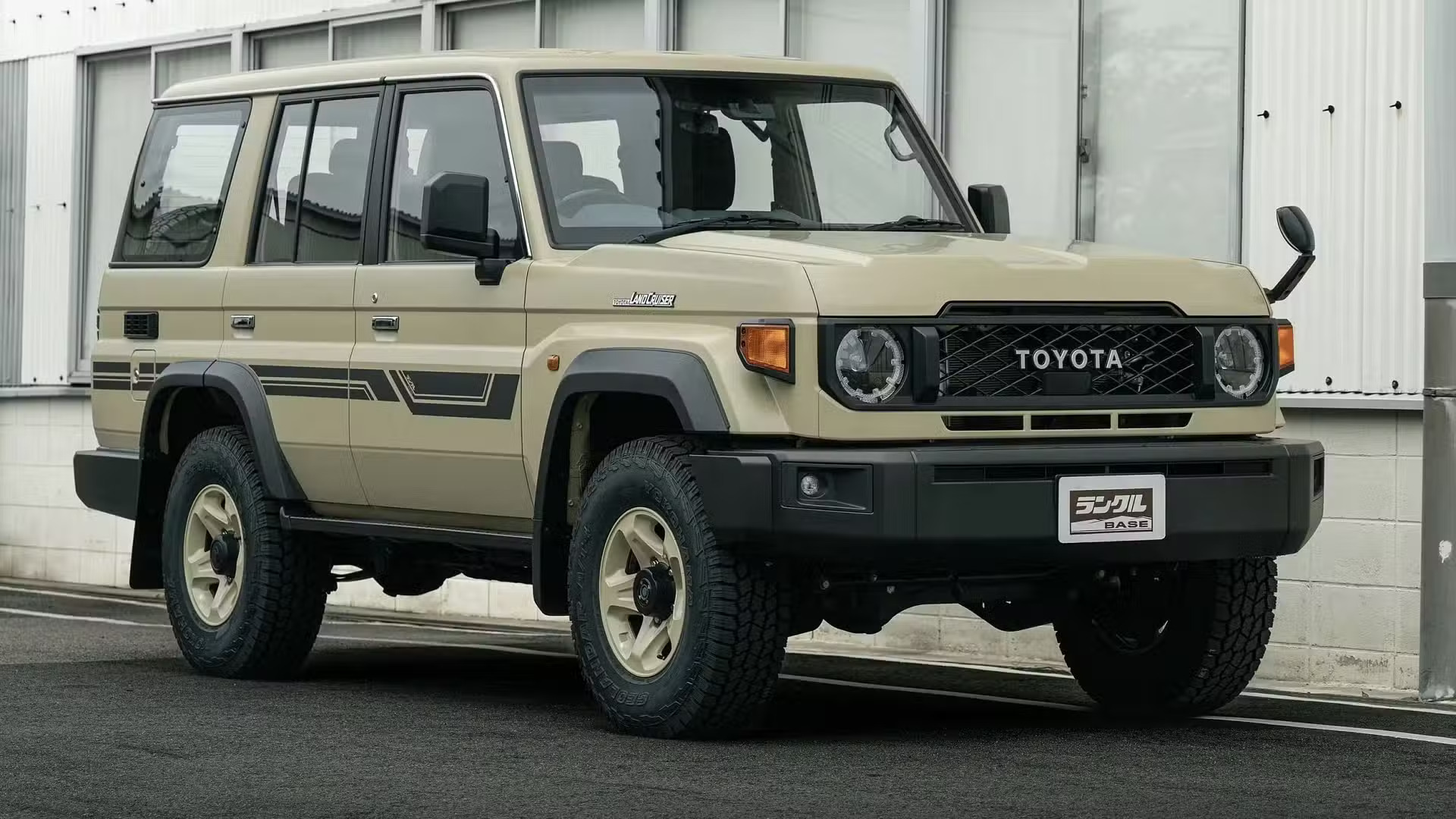 Toyota tr&igrave;nh l&agrave;ng Land Cruiser 70 Series v&agrave; Prado bản Urban: Diện mạo mới kết hợp giữa chất việt d&atilde; v&agrave; phong c&aacute;ch phố thị, dễ 'hot' khi mở b&aacute;n tại Việt Nam- Ảnh 1.