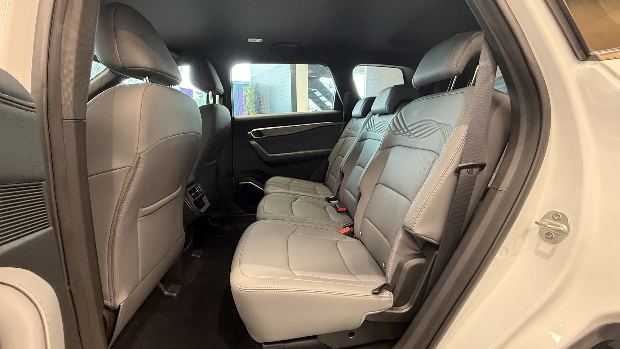 Soi chi tiết Geely Okavango tại đại l&yacute;: M&agrave;n h&igrave;nh 14,6 inch, ADAS đầy đủ, cấu h&igrave;nh ghế linh hoạt cho gia đ&igrave;nh trong tầm gi&aacute; hơn 700 triệu- Ảnh 6.