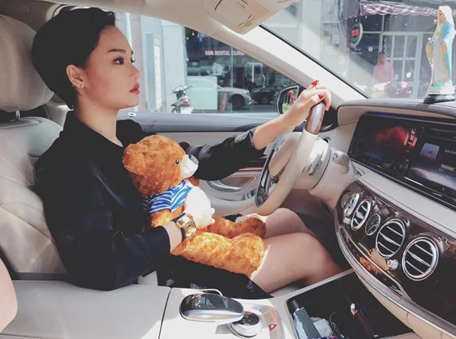 Gu chơi xe của Miu L&ecirc;: Trung th&agrave;nh với t&ocirc;ng m&agrave;u trắng, n&acirc;ng cấp dần từ Mercedes-Benz sang Porsche- Ảnh 5.