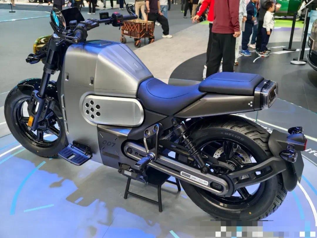 Thương hiệu &ocirc; t&ocirc; Chery lấn s&acirc;n sang xe hai b&aacute;nh với mẫu xe m&ocirc; t&ocirc; điện ROBOB 007, nhưng phải đổ xăng mới chạy được- Ảnh 3.