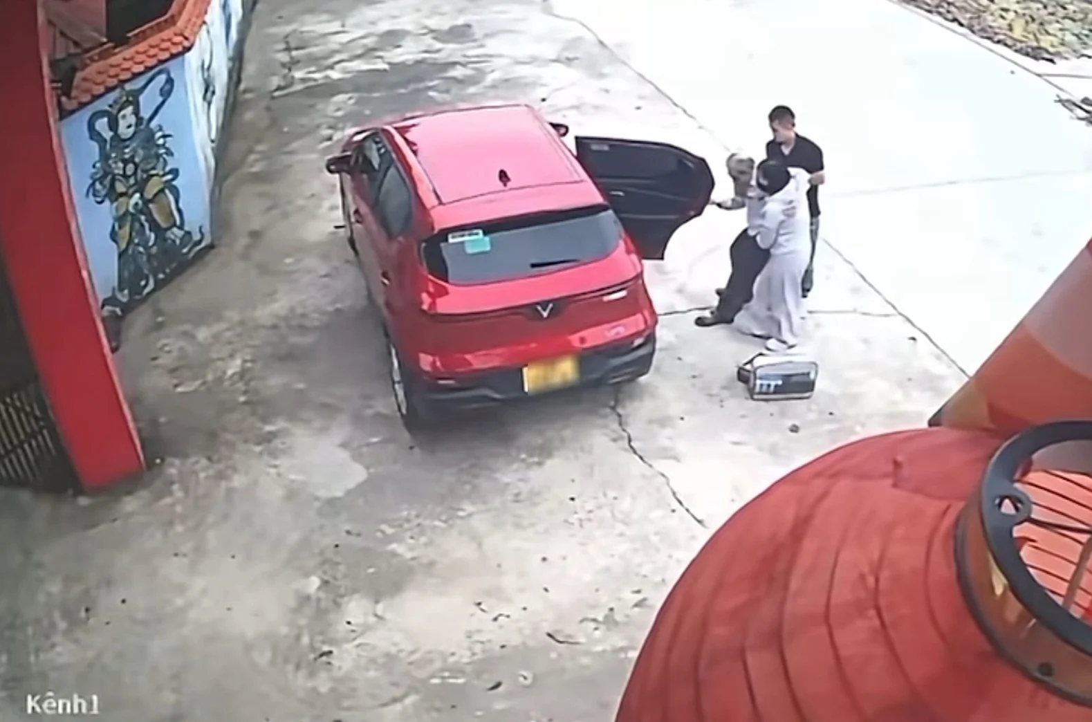 Ch&iacute;nh quyền tiết lộ nguy&ecirc;n nh&acirc;n con g&aacute;i thu&ecirc; taxi đưa bố đến ch&ugrave;a rồi bỏ lại- Ảnh 2.