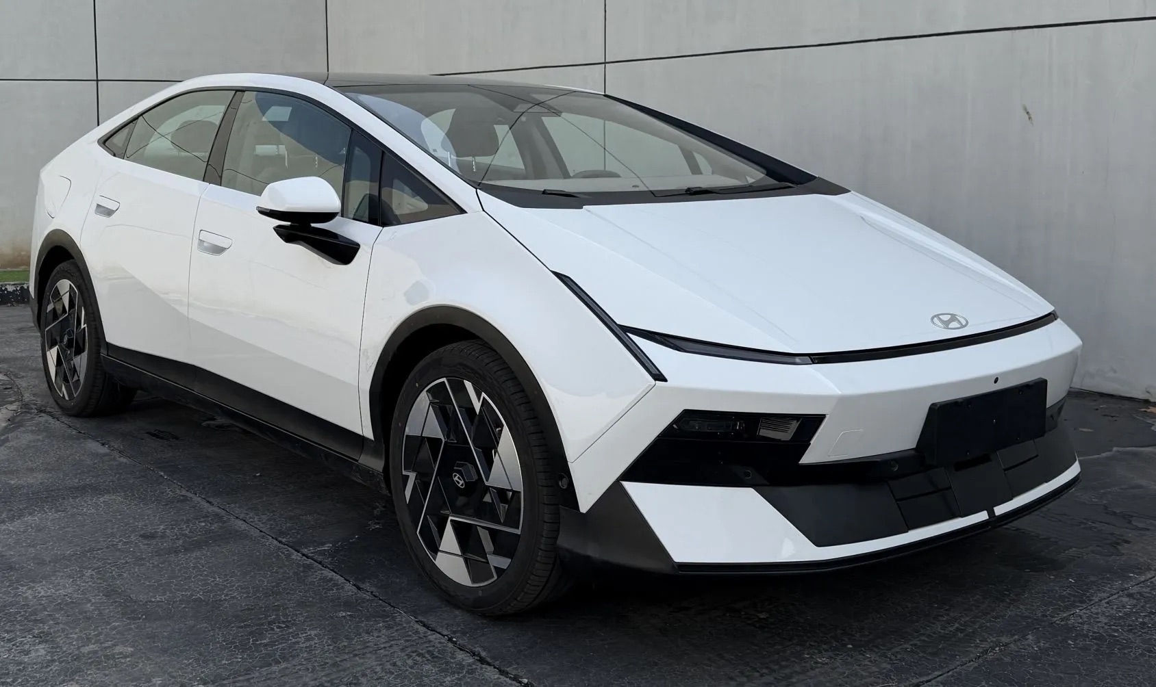 Hyundai Ioniq V lộ động cơ yếu hơn cả Elantra d&ugrave; d&aacute;ng &lsquo;chiến&rsquo; như Lamborghini, b&ugrave; lại bằng pin hơn 600km/sạc- Ảnh 2.