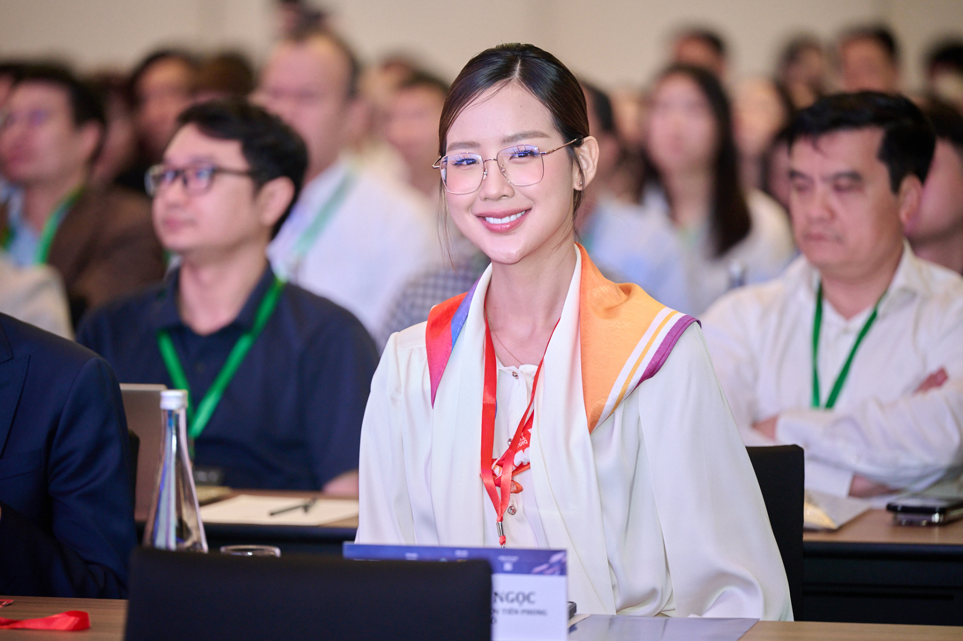 Diễn đ&agrave;n về niềm tin số t&agrave;i ch&iacute;nh trong kỷ nguy&ecirc;n AI đang diễn ra s&aacute;ng nay: Đen xuất hiện lịch l&atilde;m, Bảo Ngọc giản dị m&agrave; nổi bần bật- Ảnh 3.