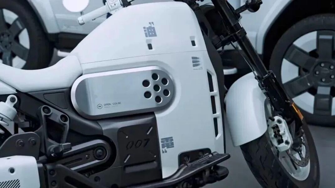 Thương hiệu &ocirc; t&ocirc; Chery lấn s&acirc;n sang xe hai b&aacute;nh với mẫu xe m&ocirc; t&ocirc; điện ROBOB 007, nhưng phải đổ xăng mới chạy được- Ảnh 2.