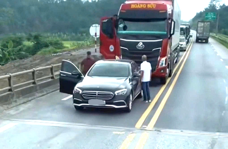 Tài xế dừng xe sang Mercedes chặn ô tô đầu kéo trên cao tốc gây ùn tắc- Ảnh 1. Tài xế dừng xe sang Mercedes chặn ô tô đầu kéo trên cao tốc gây ùn tắc- Ảnh 1.