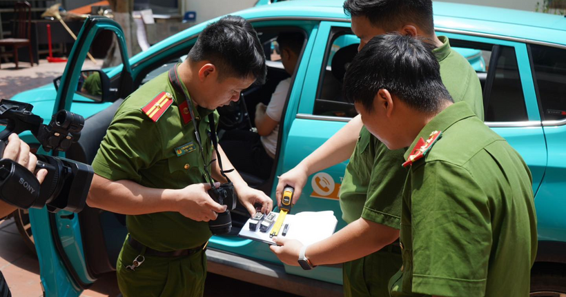Bắt 4 t&agrave;i xế taxi d&ugrave;ng thiết bị &ldquo;ph&aacute; s&oacute;ng&rdquo; để chiếm đoạt tiền của h&atilde;ng xe- Ảnh 2.