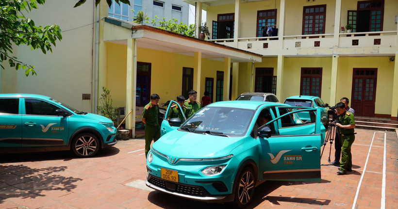 Bắt 4 t&agrave;i xế taxi d&ugrave;ng thiết bị &ldquo;ph&aacute; s&oacute;ng&rdquo; để chiếm đoạt tiền của h&atilde;ng xe- Ảnh 1.