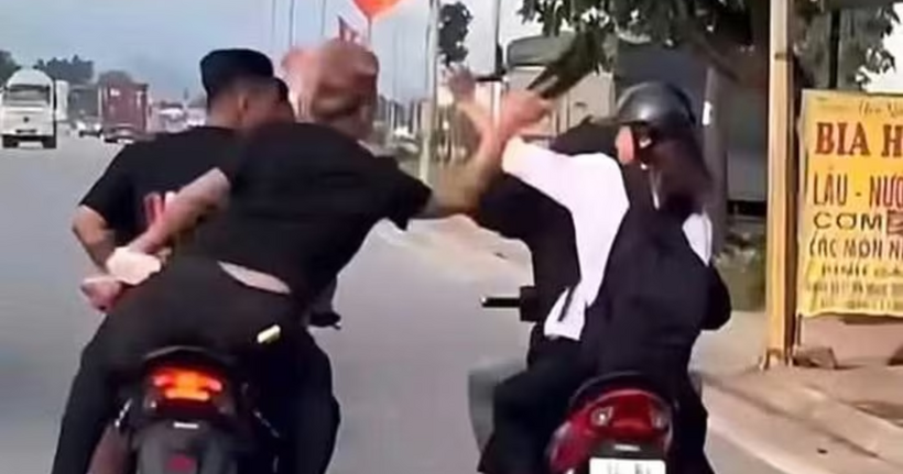 Danh t&iacute;nh nh&oacute;m thanh ni&ecirc;n đi xe m&aacute;y "kẹp 3", cầm d&eacute;p đ&aacute;nh người ở Hải Ph&ograve;ng- Ảnh 1.