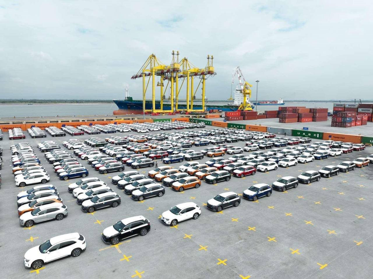 Doanh số &ocirc; t&ocirc; th&aacute;ng 4/2026: Toyota Veloz Cross bất ngờ dẫn đầu nh&oacute;m xe xăng dầu, VinFast &aacute;p đảo chiếm trọn 5 vị tr&iacute; top đầu- Ảnh 2.