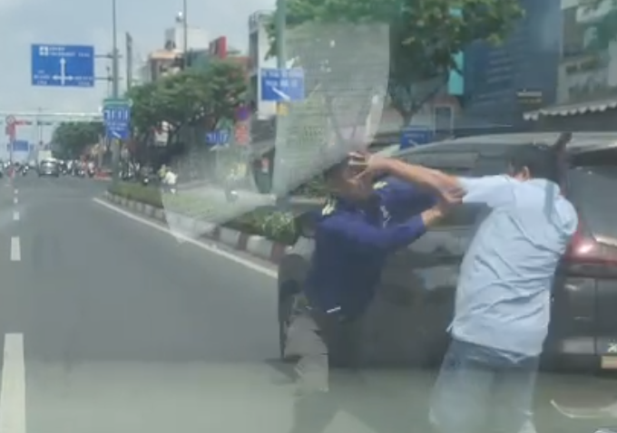 Hai người bất ngờ dừng &ocirc; t&ocirc;, đ&aacute;nh nhau tr&ecirc;n đường Phạm Văn Đồng, TPHCM- Ảnh 1.