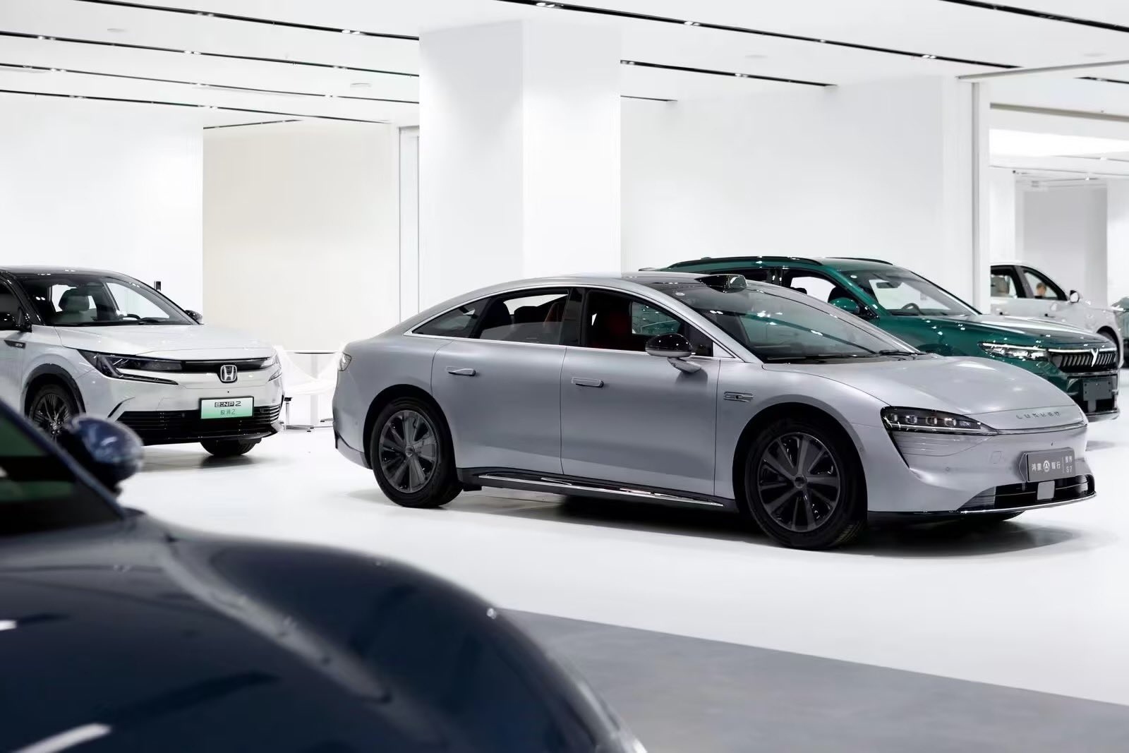 Chủ xe điện Trung Quốc hoang mang v&igrave; xe bị &ldquo;kh&oacute;a pin&rdquo; từ xa, qu&atilde;ng đường tụt từ 500 km xuống chưa tới 300 km- Ảnh 2.