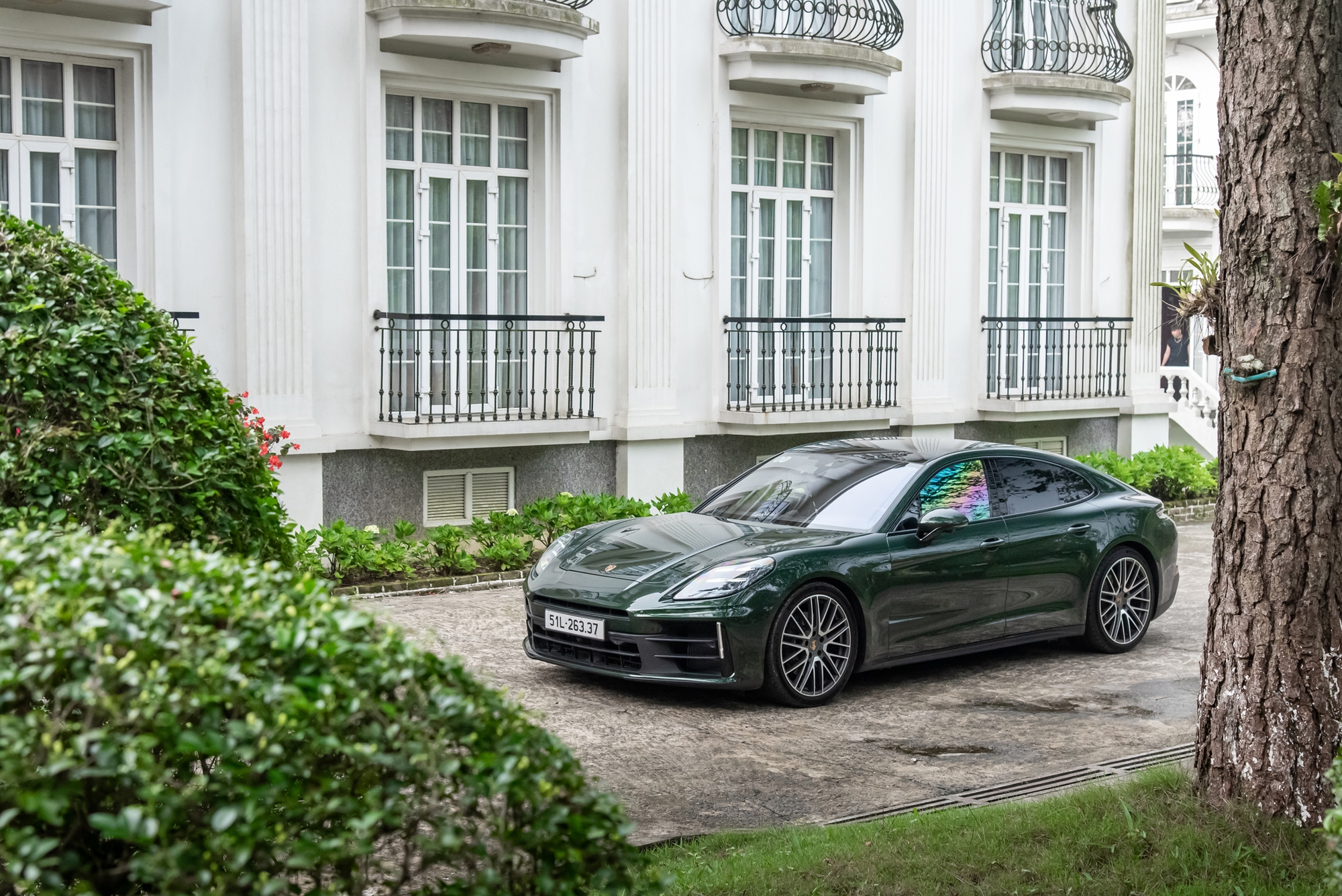 Porsche Panamera l&agrave; một chiếc xe &lsquo;đa nh&acirc;n c&aacute;ch&rsquo; như n&agrave;y: S&aacute;ng mặc suite, tối đi &lsquo;đua&rsquo;- Ảnh 5.