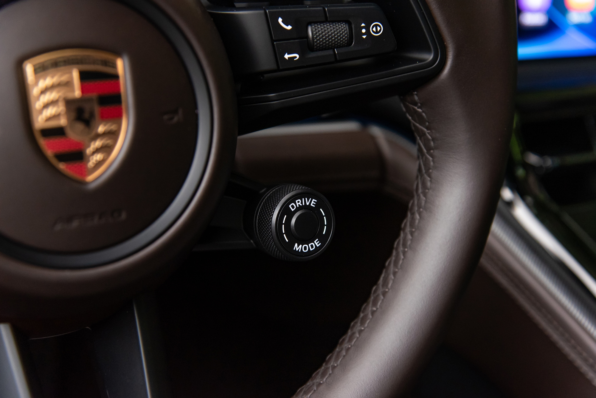 Porsche Panamera l&agrave; một chiếc xe &lsquo;đa nh&acirc;n c&aacute;ch&rsquo; như n&agrave;y: S&aacute;ng mặc suite, tối đi &lsquo;đua&rsquo;- Ảnh 3.