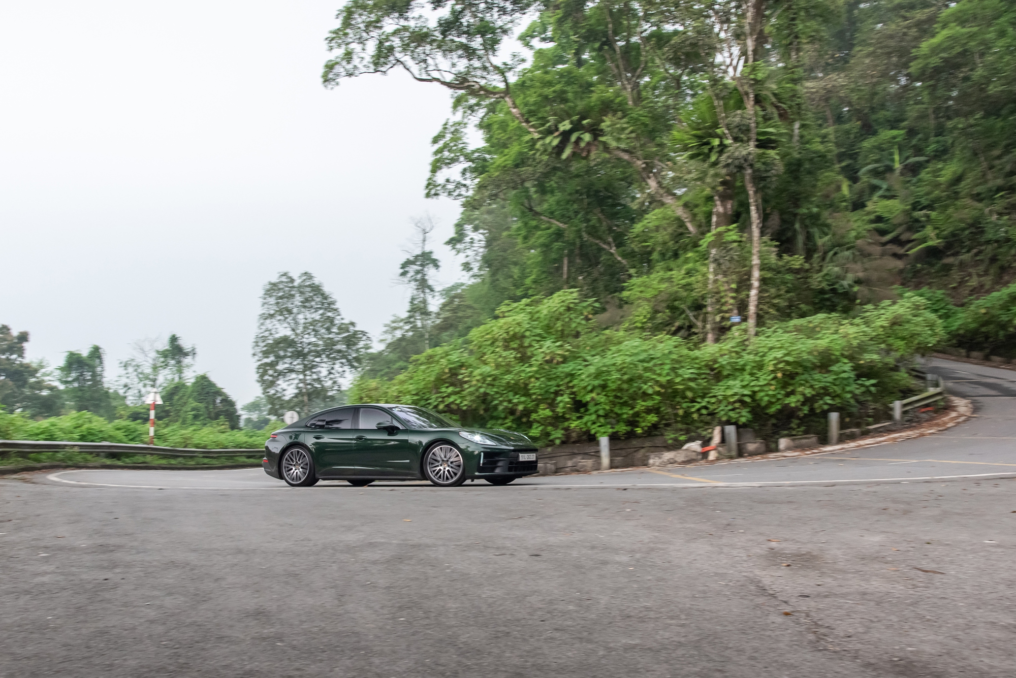 Porsche Panamera l&agrave; một chiếc xe &lsquo;đa nh&acirc;n c&aacute;ch&rsquo; như n&agrave;y: S&aacute;ng mặc suite, tối đi &lsquo;đua&rsquo;- Ảnh 1.