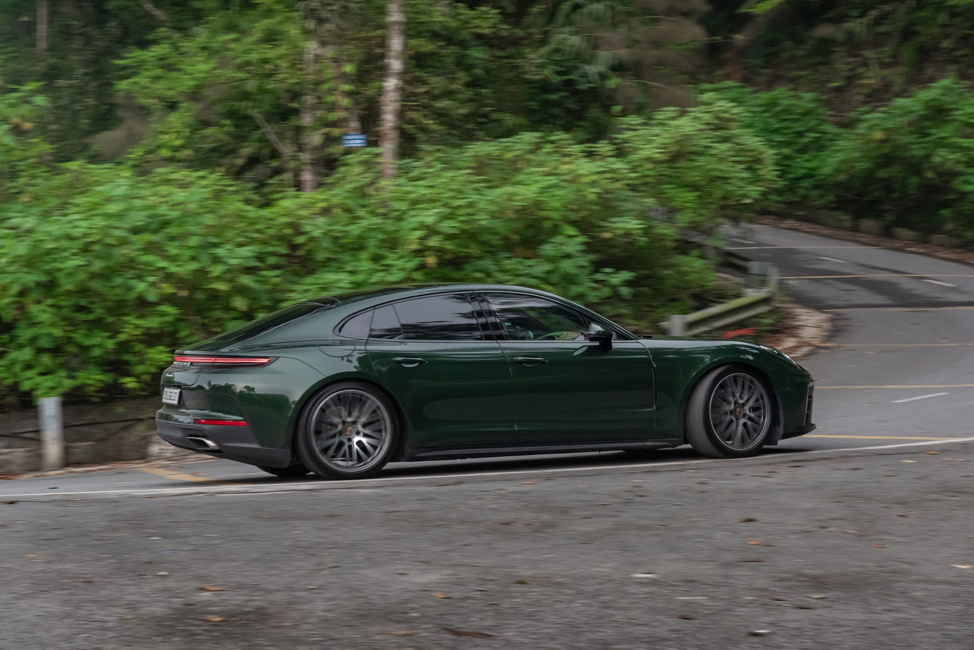 Porsche Panamera l&agrave; một chiếc xe &lsquo;đa nh&acirc;n c&aacute;ch&rsquo; như n&agrave;y: S&aacute;ng mặc suite, tối đi &lsquo;đua&rsquo;- Ảnh 4.