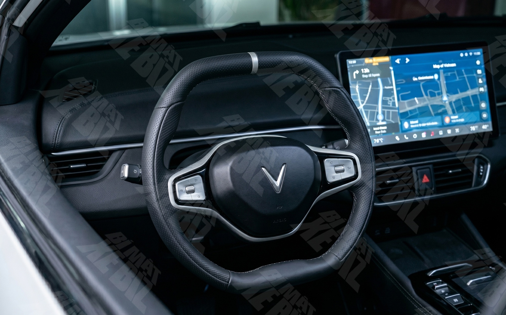 Lộ xe lạ tr&ocirc;ng như VinFast VF 5 mới: Đu&ocirc;i kh&aacute;c biệt, v&ocirc;-lăng v&aacute;t 2 đ&aacute;y thể thao, m&agrave;n h&igrave;nh lớn hơn hẳn- Ảnh 5.