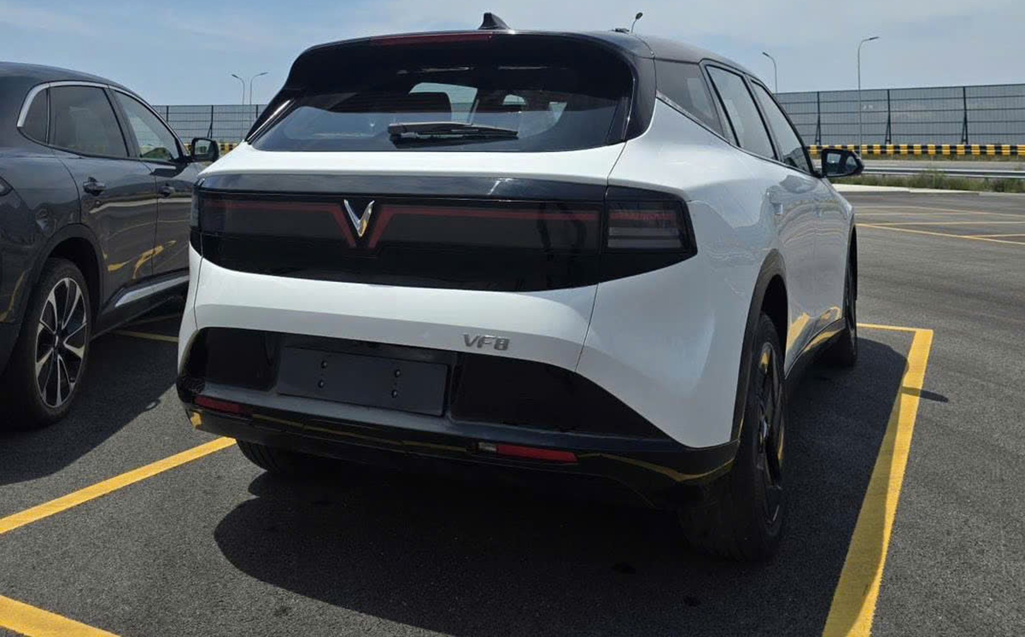 VinFast chốt ra mắt SUV mới th&aacute;ng n&agrave;y: Dễ l&agrave; VF 8 đời mới với thay đổi lớn từ ngo&agrave;i v&agrave;o trong- Ảnh 6.