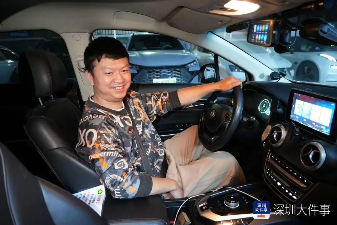 M&agrave;n giao tiếp trong im lặng giữa t&agrave;i xế taxi v&agrave; vị kh&aacute;ch giống m&igrave;nh: Cả hai đều kh&ocirc;ng thể nghe, n&oacute;i- Ảnh 4.