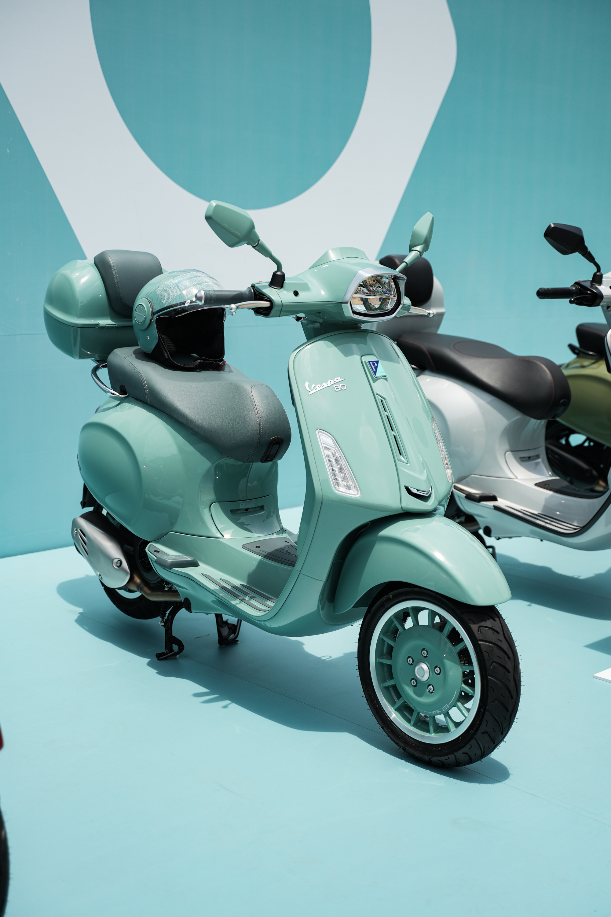 Vespa ra mắt bộ sưu tập 80 năm tại Việt Nam: Gi&aacute; từ 106,5 triệu đồng, m&agrave;u lấy cảm hứng từ 1946, Sprint lần đầu d&ugrave;ng m&aacute;y 180cc- Ảnh 6.