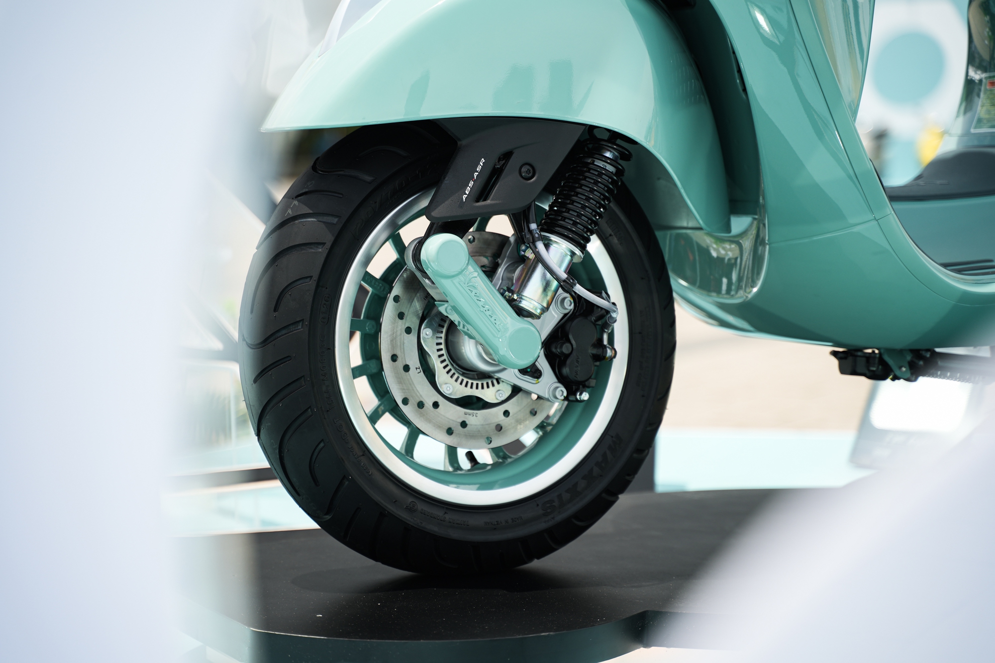 Vespa ra mắt bộ sưu tập 80 năm tại Việt Nam: Gi&aacute; từ 106,5 triệu đồng, m&agrave;u lấy cảm hứng từ 1946, Sprint lần đầu d&ugrave;ng m&aacute;y 180cc- Ảnh 8.