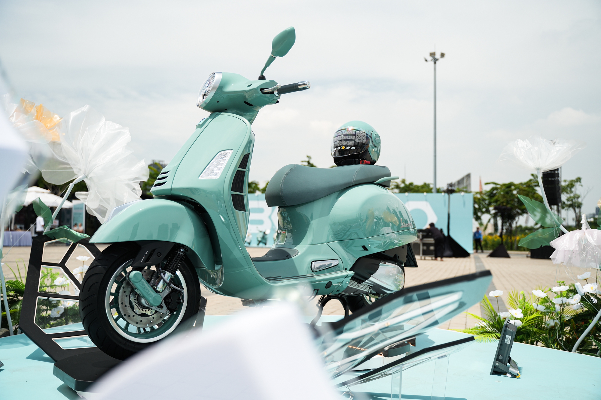 Vespa ra mắt bộ sưu tập 80 năm tại Việt Nam: Gi&aacute; từ 106,5 triệu đồng, m&agrave;u lấy cảm hứng từ 1946, Sprint lần đầu d&ugrave;ng m&aacute;y 180cc- Ảnh 5.