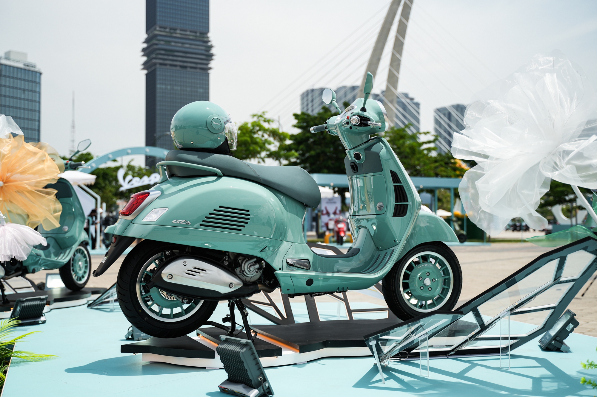 Vespa ra mắt bộ sưu tập 80 năm tại Việt Nam: Gi&aacute; từ 106,5 triệu đồng, m&agrave;u lấy cảm hứng từ 1946, Sprint lần đầu d&ugrave;ng m&aacute;y 180cc- Ảnh 3.